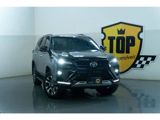 TOYOTA HILUX SW4 2.8 D-4D TURBO DIESEL SRX 7L 4X4 AUTOMÁTICO